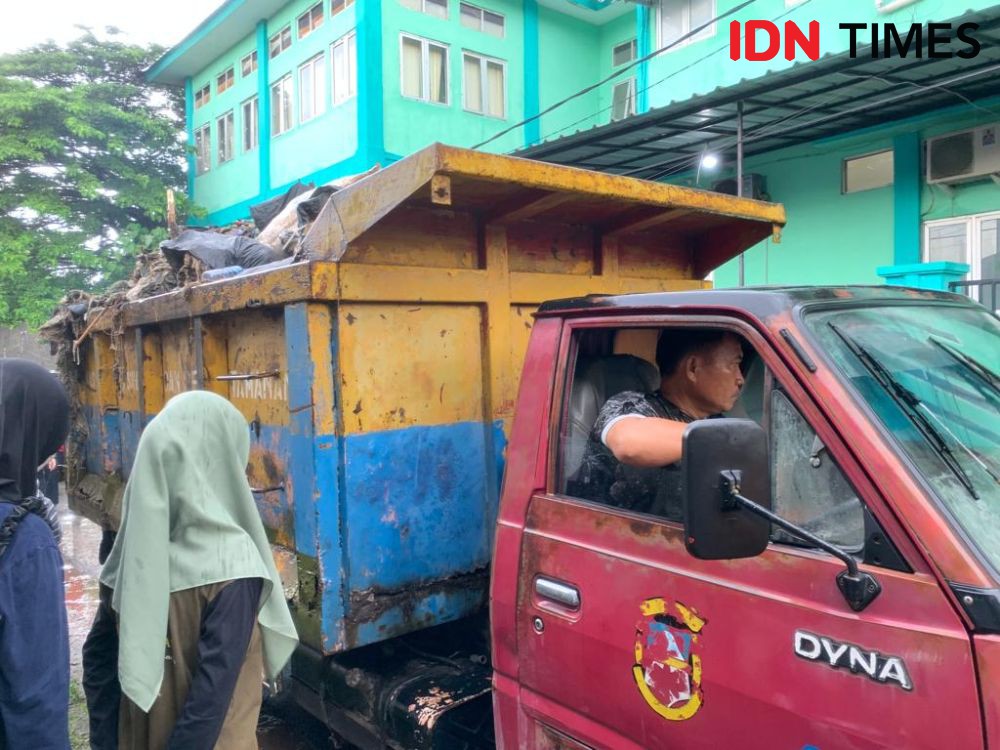Pemkot Balam Target Keruk 300 Ton Sedimen Sampah di Pantai Sukaraja