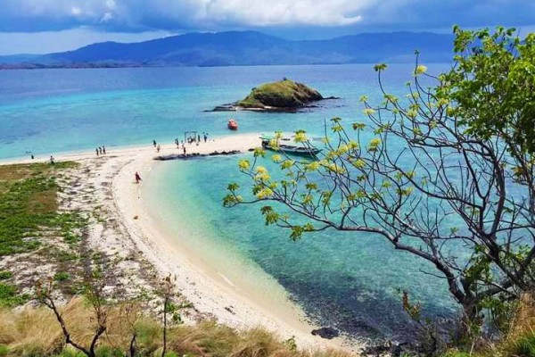 Pantai Nisa Pudu Dompu dengan Pasir Putih yang Bersih
