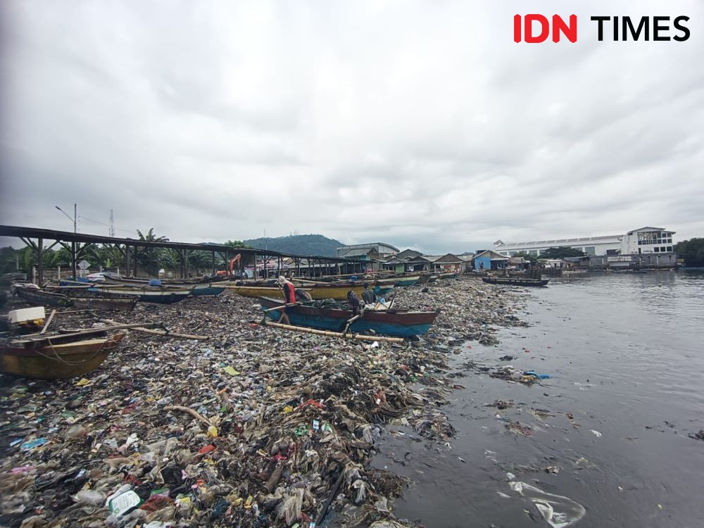 Tumpukan Sampah Pantai Sukaraja, Pemprov Lampung: Buat Sandaran Kapal