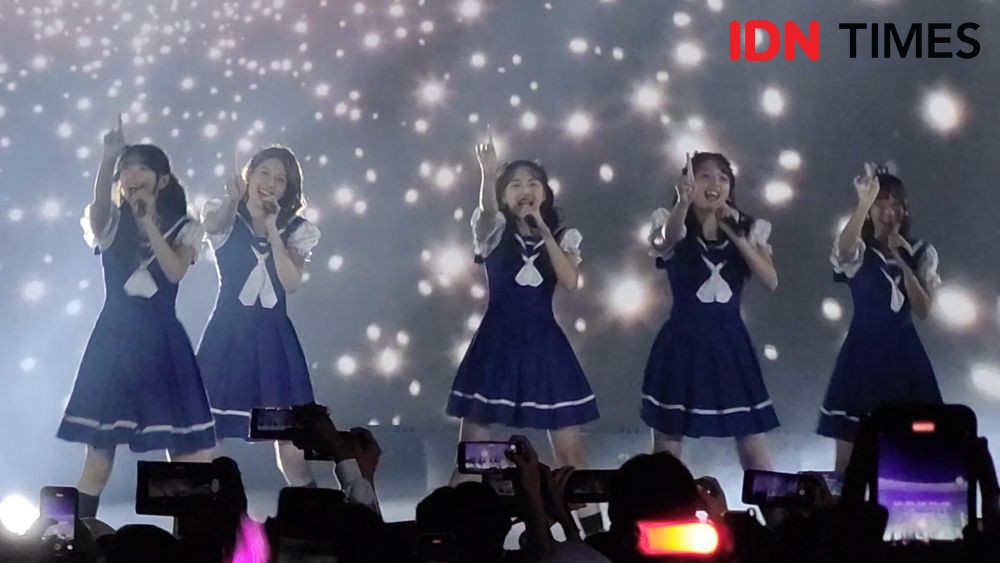 8 Potret JKT48 Hipnotis Bikin Histeris Penonton Saat Konser di Solo 