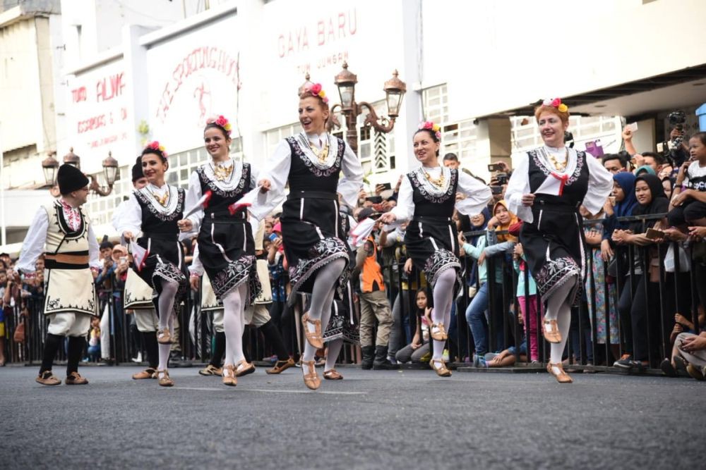 8 Negara Kembali Unjuk Budaya di Surabaya Cross Culture