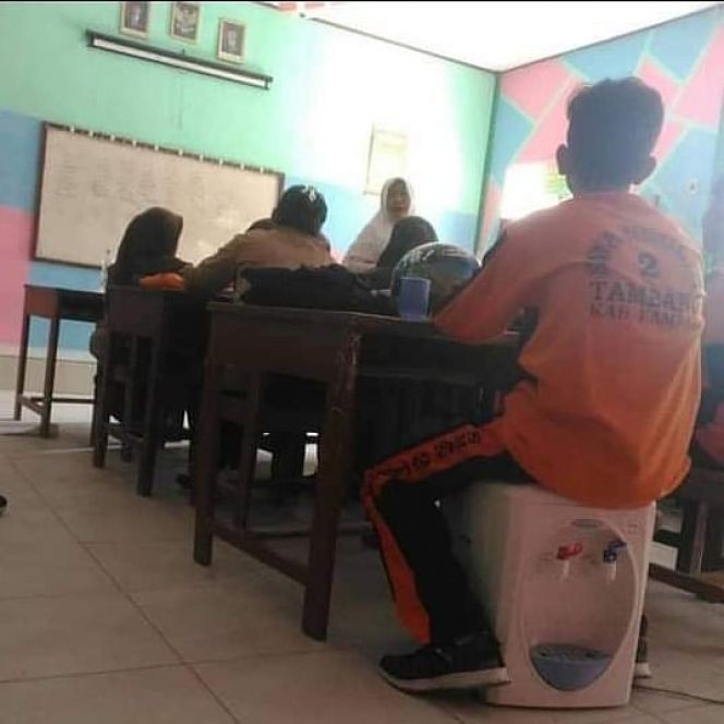 9 Meme Rebutan Bangku Sekolah Pas Tahun Ajaran Baru Relate