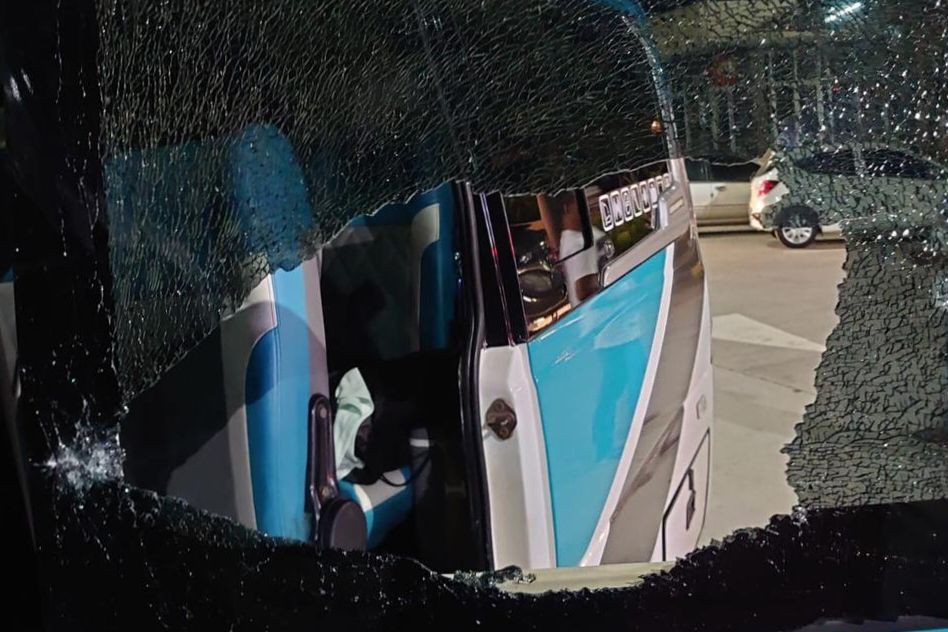 Mobil Rombongan Gresik United Dilempari Baut, Satu Pemain Terluka
