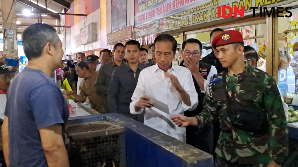 Datangi Pasar Cihapit, Jokowi Mampir ke Warung Langganan Soekarno