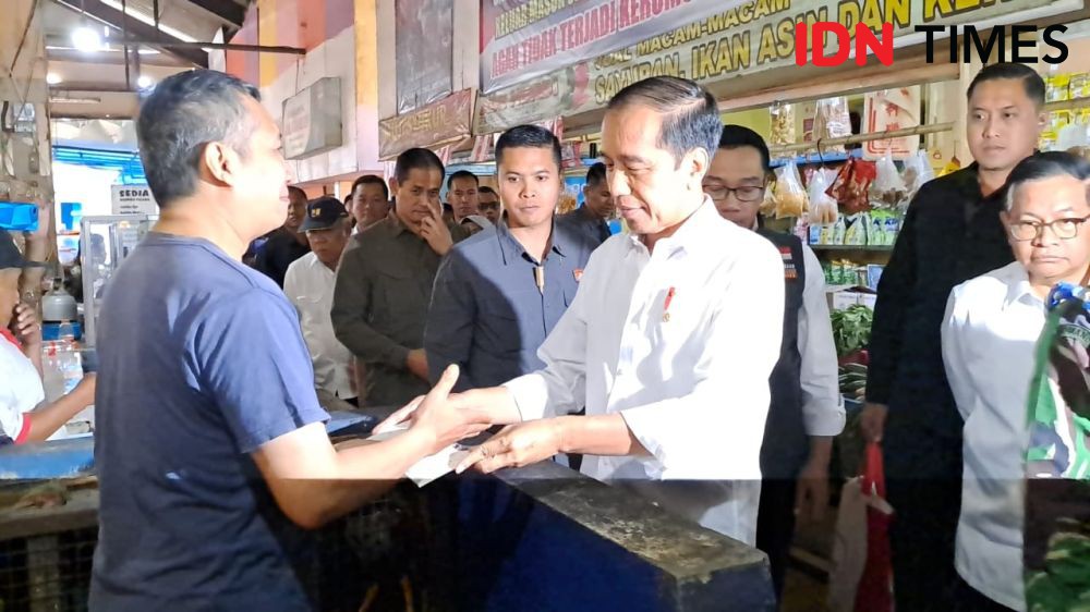 Momen Presiden Jokowi Bertemu Kembarannya di Pasar Cihapit Bandung