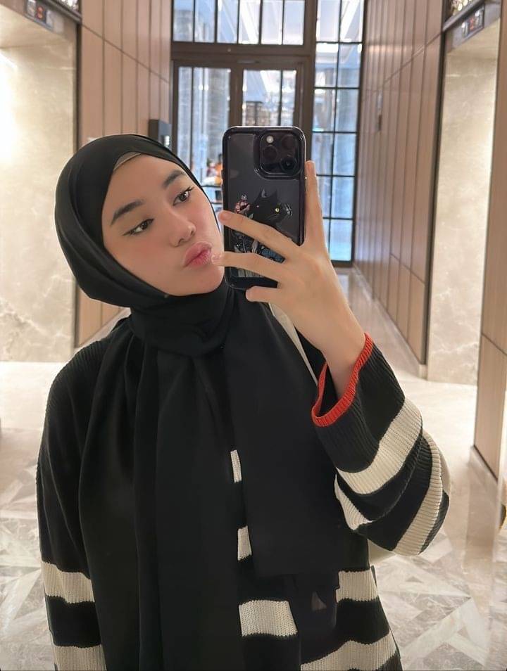 Potret Clara Shinta Mantap Berhijab Usai Pulang Umrah