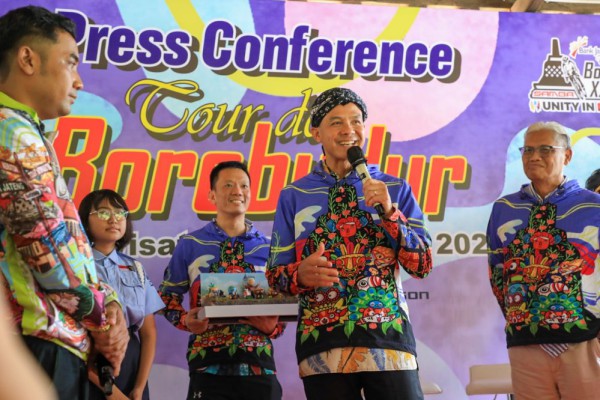 Libatkan Gen Z, Pesepeda Tour de Borobudur Pakai Jersey Bergambar Topeng