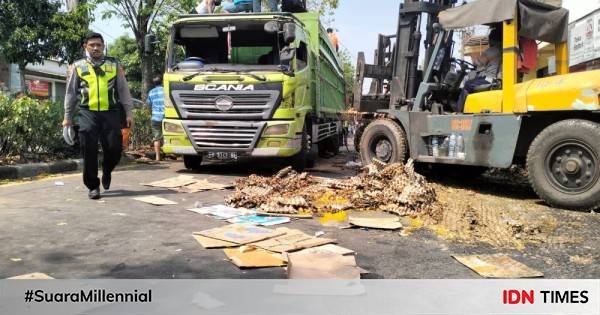 Truk Bawa Ribuan Telur Terguling Di Jalan Sidotopo Surabaya