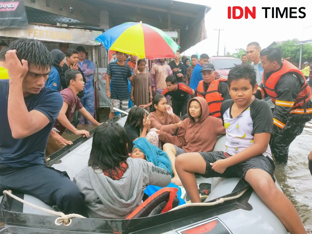 Banjir Kepung Kota Padang, 12 Kecamatan Masih Terendam Air