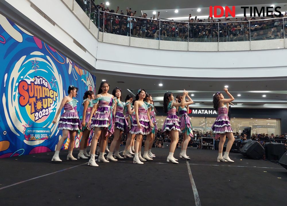 7 Potret JKT48 Summer Tour 2023 Surabaya, Tiga Lantai Penuh Penonton