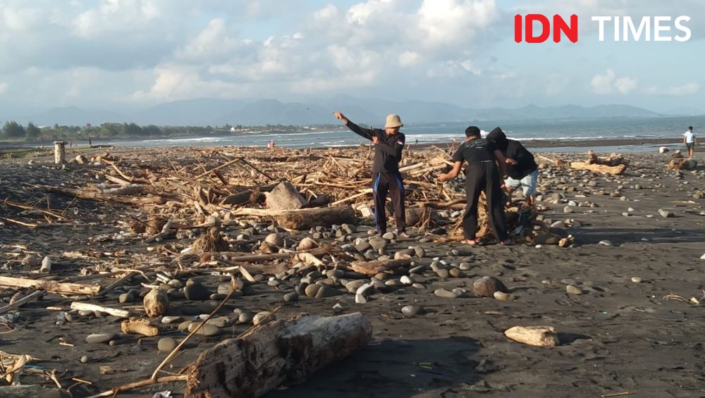 Potret Pantai Saba, Dipenuhi Gelondongan Sampah Kayu