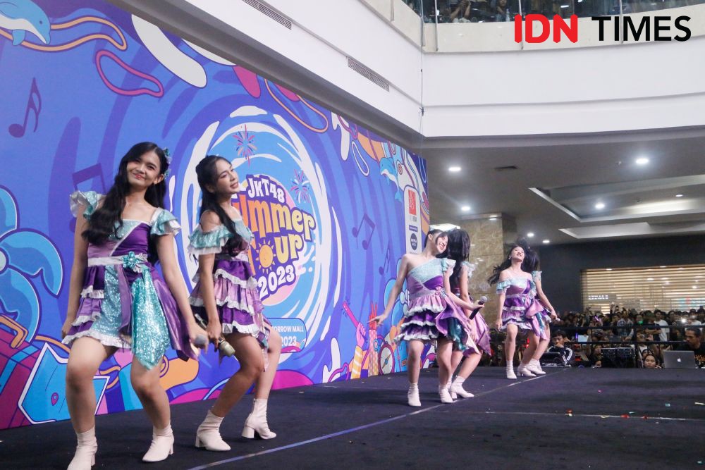 7 Potret JKT48 Summer Tour 2023 Surabaya, Tiga Lantai Penuh Penonton