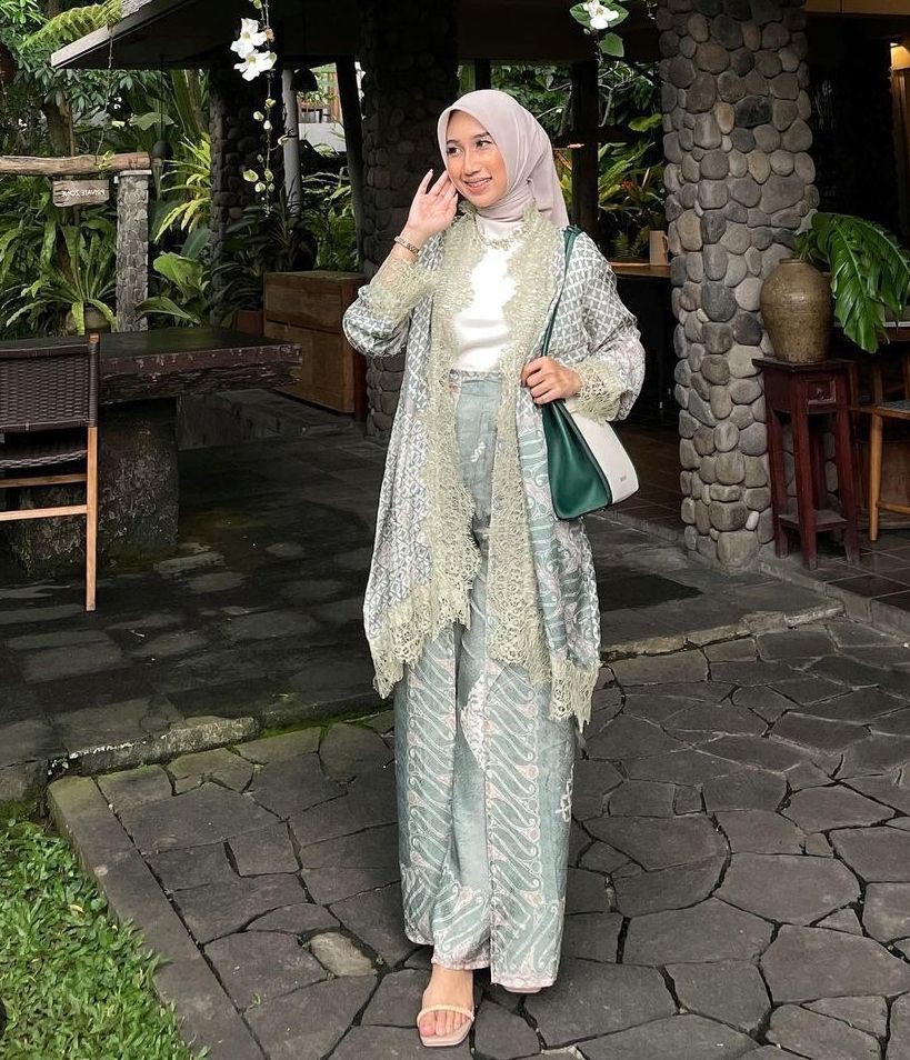 Ide OOTD Kondangan Hijab Risa Larasati, Anggun Tapi Simpel