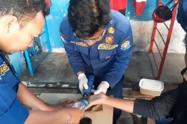 Pelajar di Makassar Minta Tolong Damkar Lepaskan Cincin di Jarinya