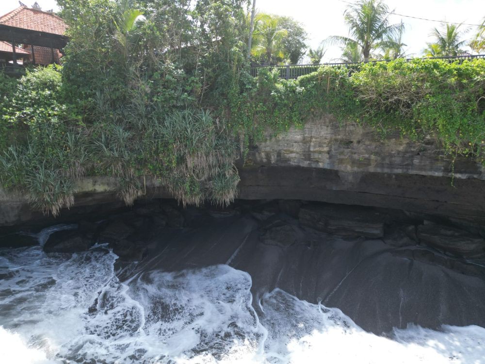Tebing Pura Batu Bolong Retak, Panjangnya Capai 20 Meter