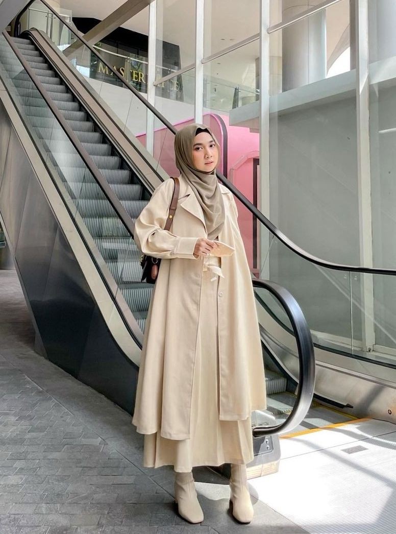 10 Inspirasi OOTD Hijab Pakai Coat, Style Makin Berkelas