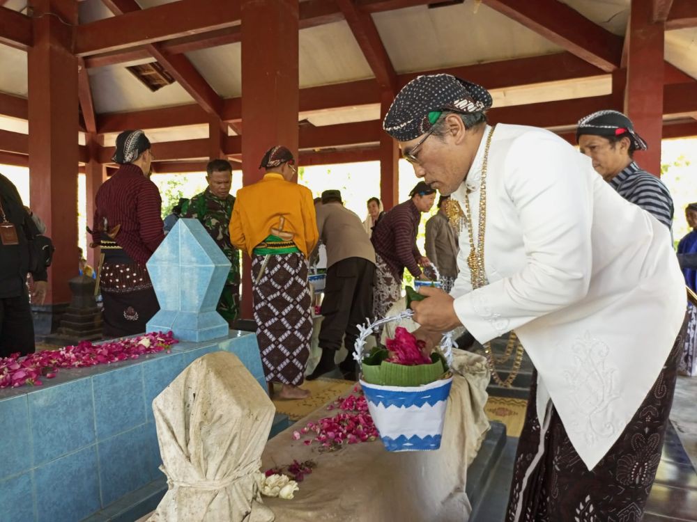 Kirab Budaya di Sitimulyo Bantul, Gunungan Ingkung Jadi Rebutan