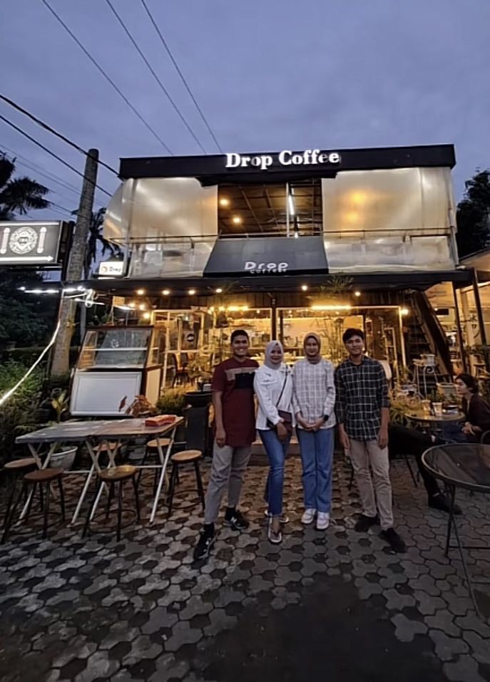 Drop Coffee, Kafe Unik Berkerangka Kontainer Dimodifikasi Minimalis