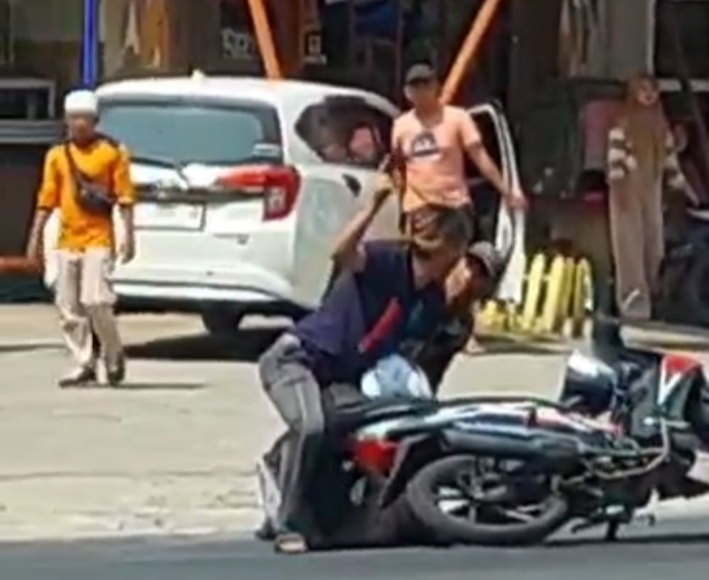 Viral! Aksi Penangkapan 2 Pencuri Motor Hendak Tusuk Polisi di Lamteng