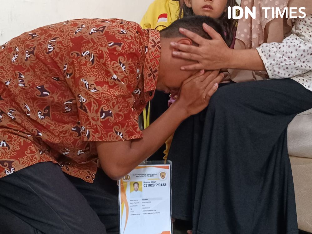 Bikin Haru! Kisah Perjuangan Anak Ojol Bandar Lampung jadi Polisi