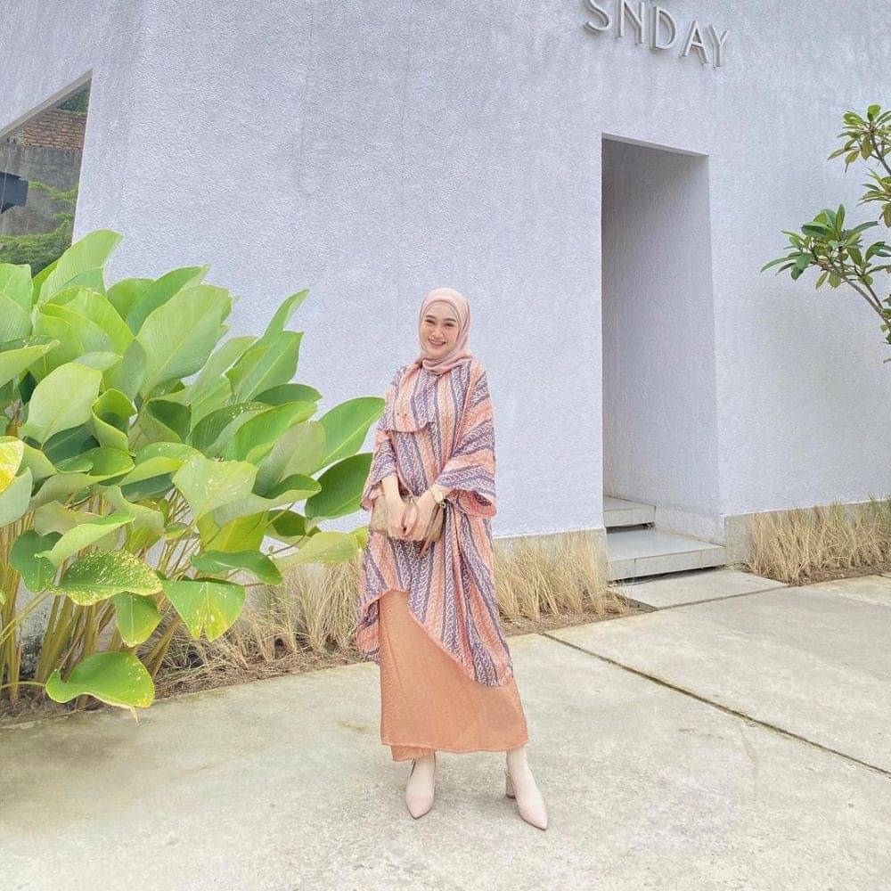 Padu Padan Hijab Dengan Skirt Ala Sinta Sri Antan