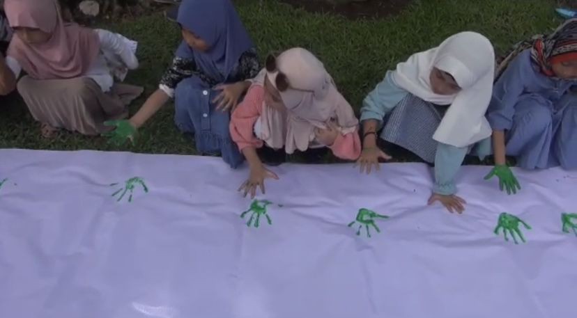 Ratusan Siswa SDI Terpadu Siti Hajar Aksi Cap Tangan Tolak Bullying