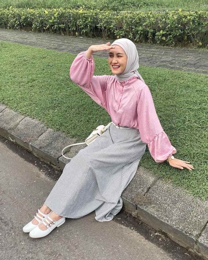 14 Inspirasi OOTD Hijab Ala Barbie Yang Girly Serba Pink!