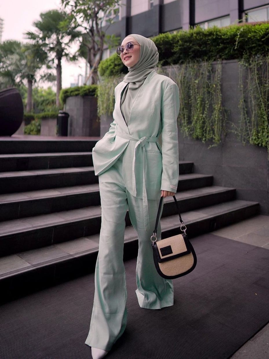 10 Ootd Kantor Tema Warna Hijau Berani Tampil Beda