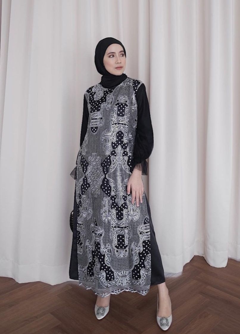 10 Referensi Dress Motif Monokrom Modelnya Hits