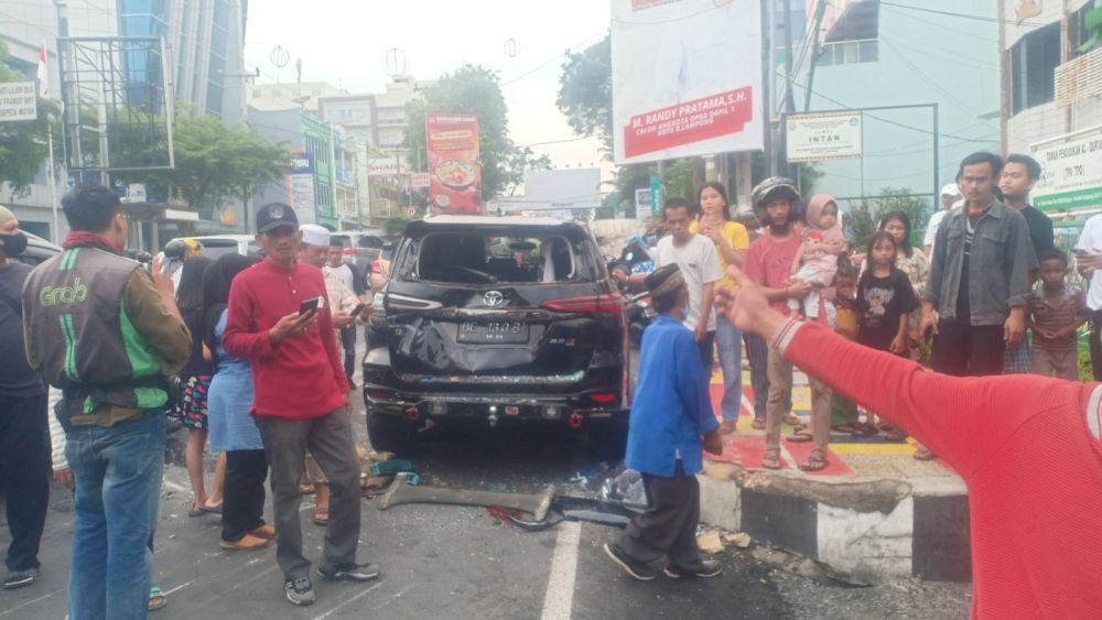 Bak Fast and Furious, 2 Angkot Bandar Lampung Adu Balap dan Terguling