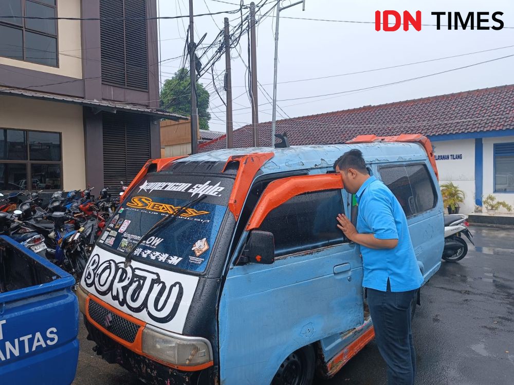 Sopir Angkot Adu Balap lalu Mobil Terguling Terpengaruh Alkohol 
