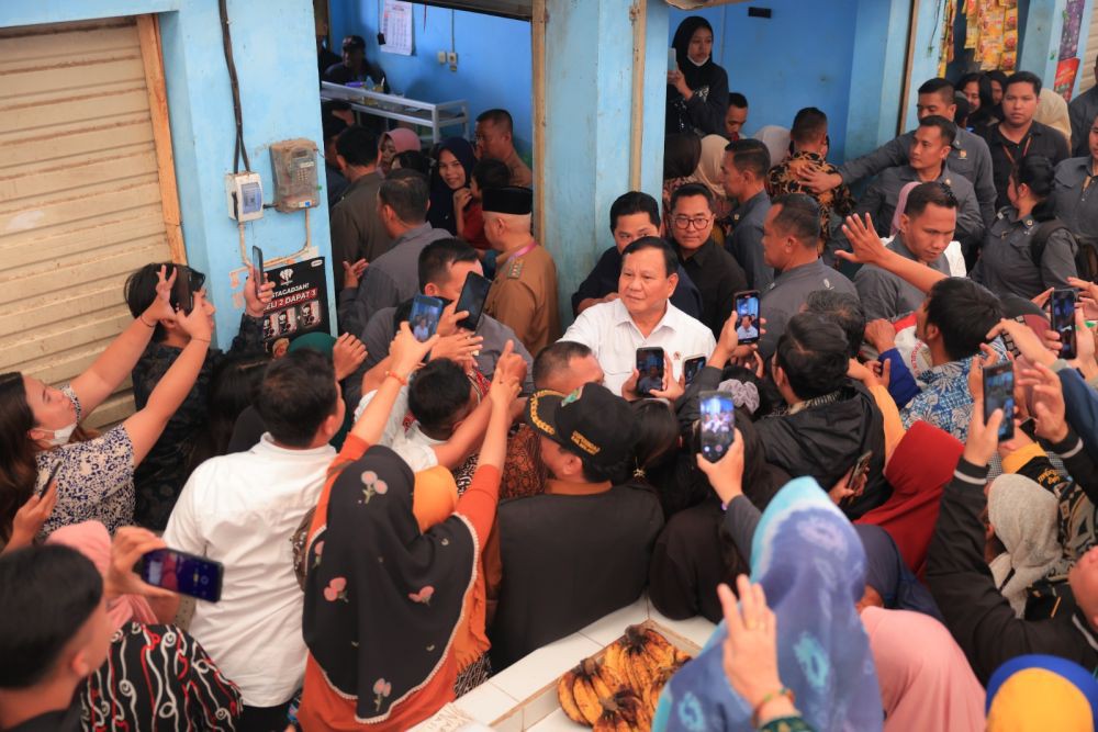 Blusukan di Malang, Jokowi, Prabowo, dan Erick Diserbu Emak-emak