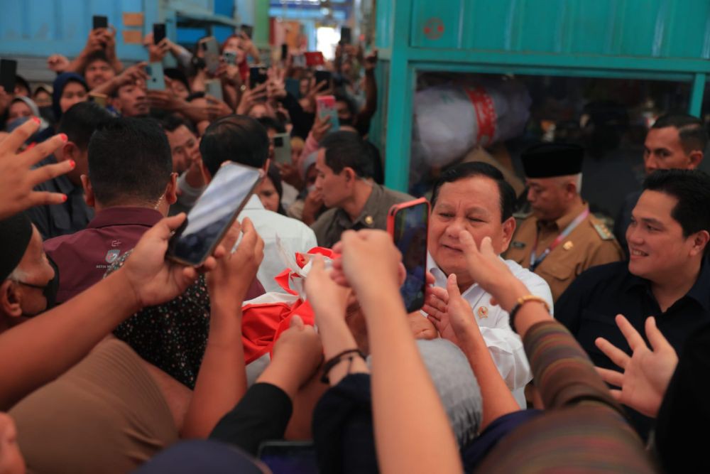 Blusukan di Malang, Jokowi, Prabowo, dan Erick Diserbu Emak-emak