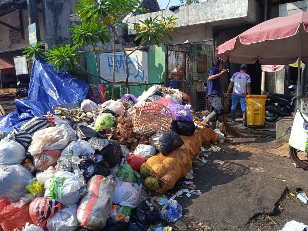 TPA Piyungan Tutup, Sampah Menumpuk di Pasar Kota Yogyakarta