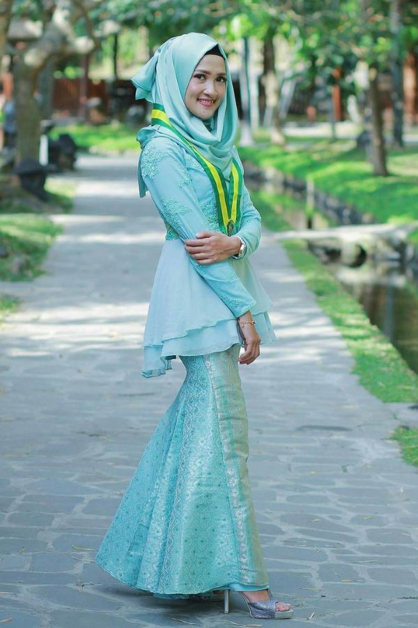 21 Kebaya Hijab Kekinian Buat Wisuda Simpel Tapi Menawan