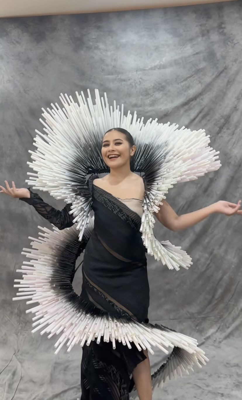 Prilly Latuconsina Pamer Kostum Buat Jember Fashion Carnaval