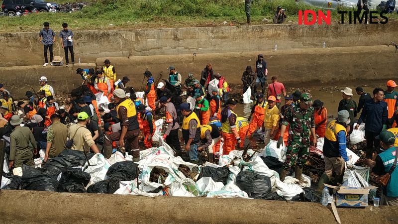 Ratusan Orang Bersihkan Sungai Cikeruh Bareng Pandawara Group