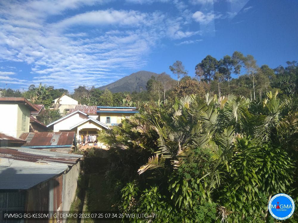 Gunung Api Dempo Pagar Alam Letuskan Abu Setinggi 2 Km