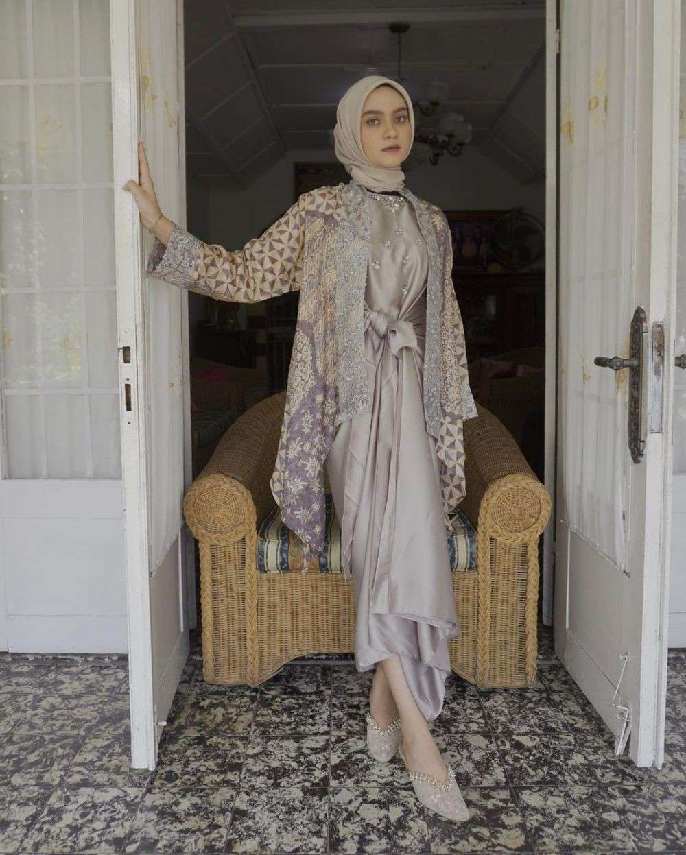 7 Outfit Hijab Kondangan Dengan Outer Batik Modern, Vibes