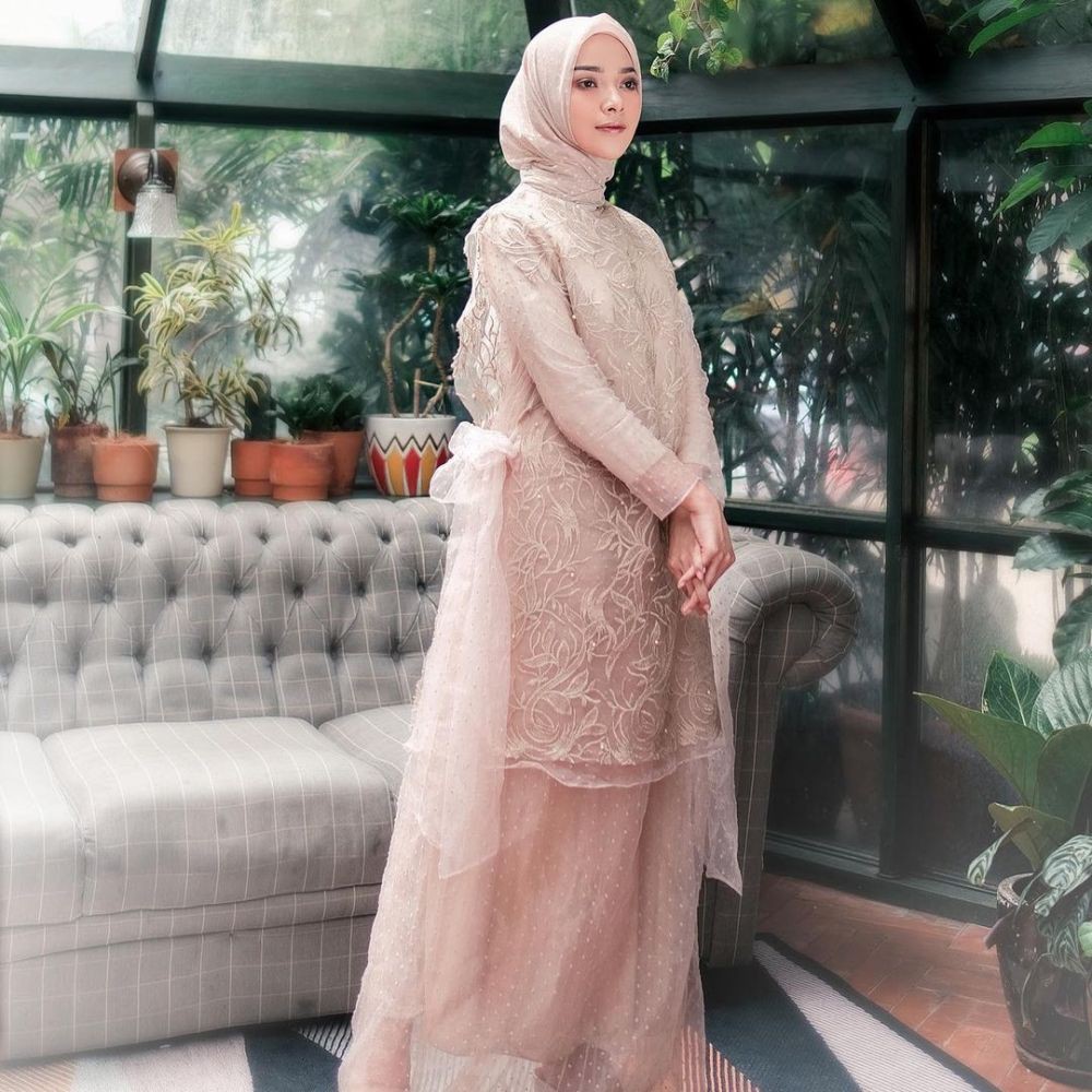 7 Style Dress Brokat Hijab untuk Kondangan ala Intan Sugih