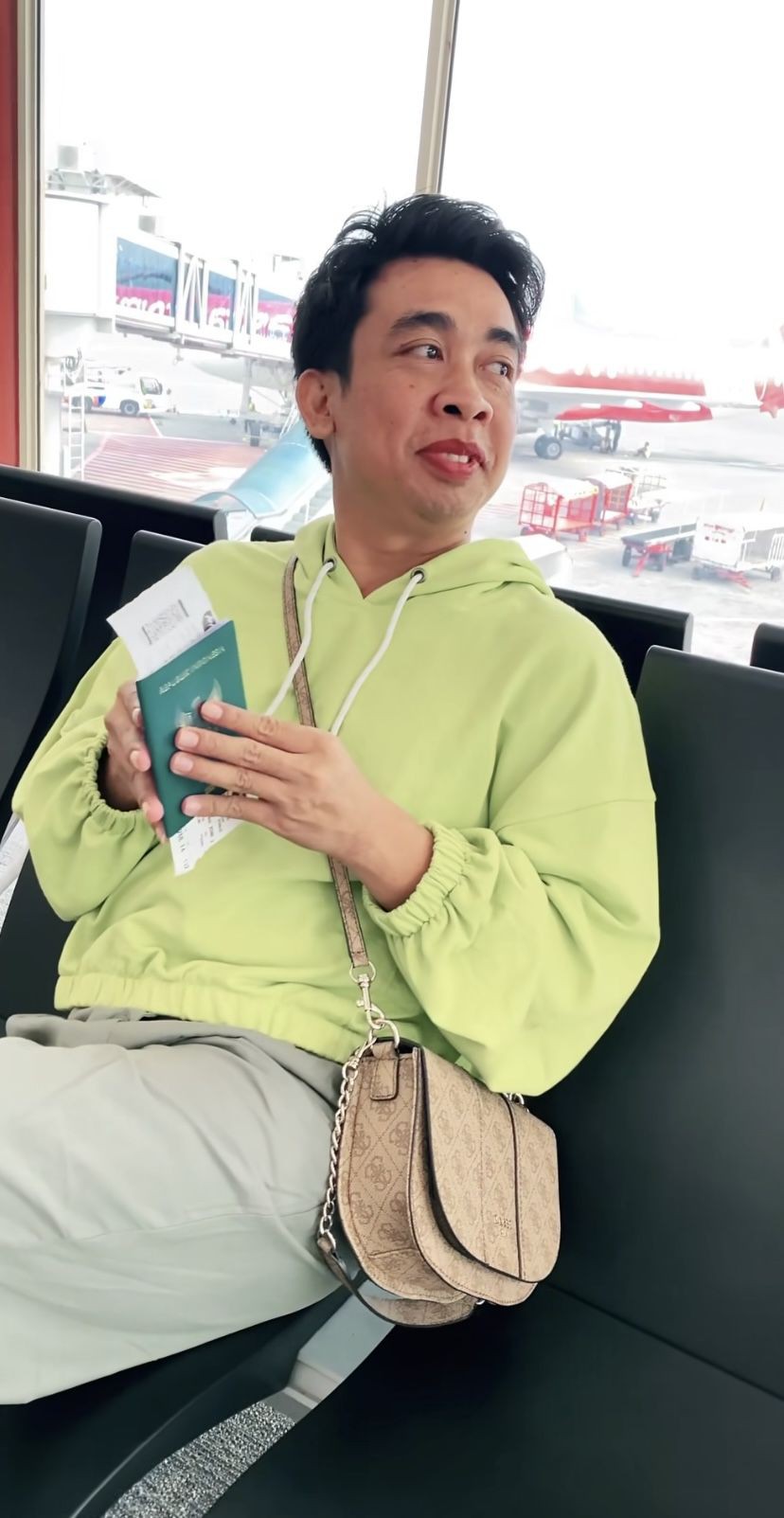 8 Potret Mimi Peri Hadiri Premier Filmnya di Malaysia