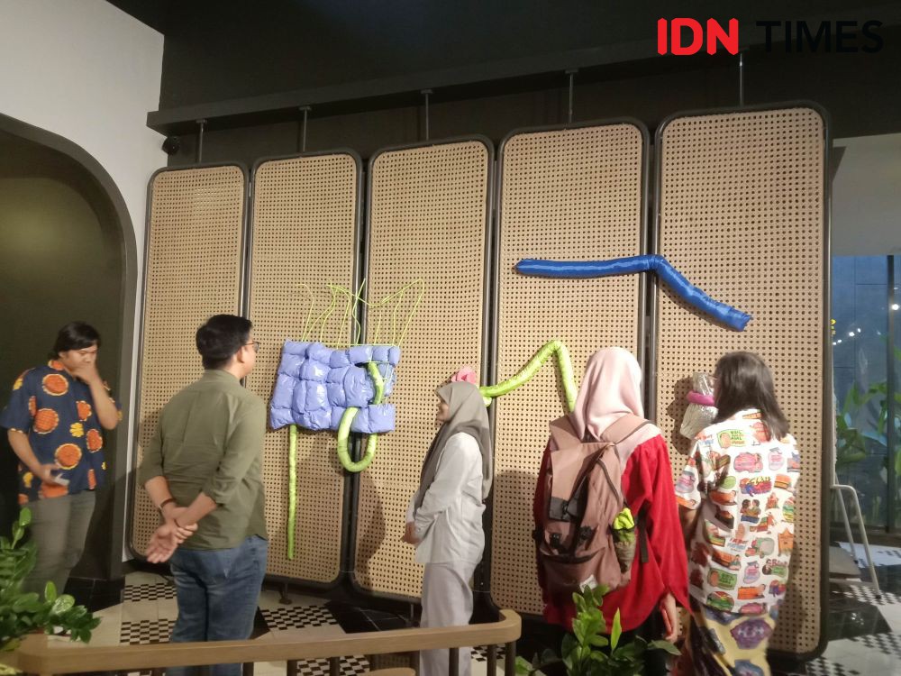 Perupa Nani Nurhayati Sulap Sisa Reruntuhan Hotel Jadi Karya Seni 