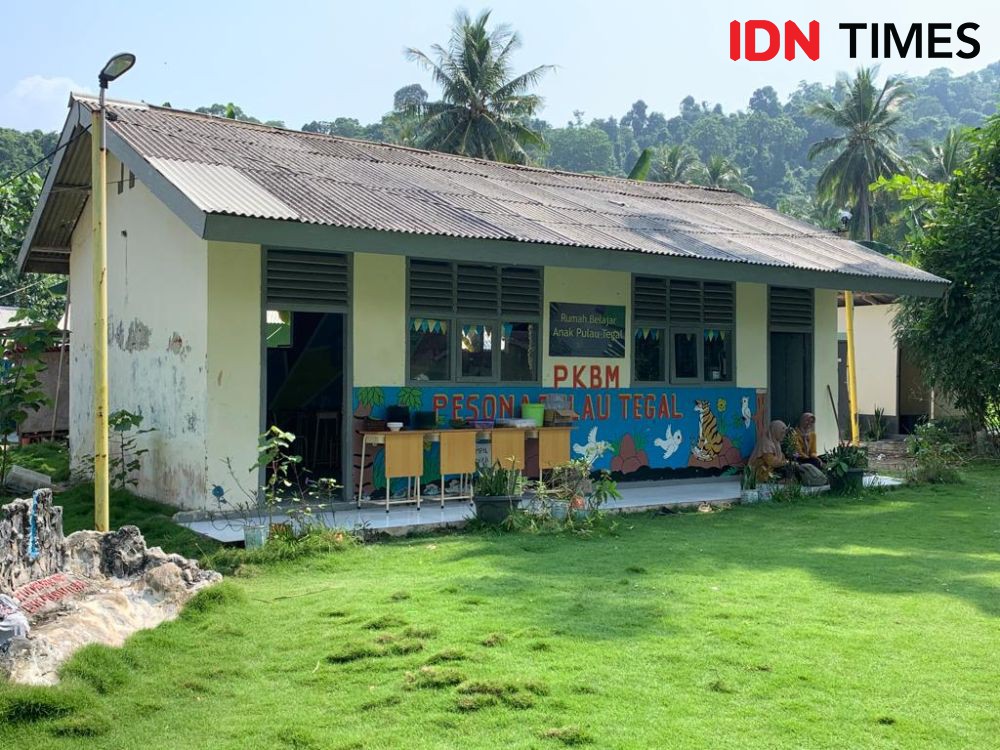 Cerita Uniroh, Pendiri Satu-satunya Lembaga Pendidikan di Pulau Tegal