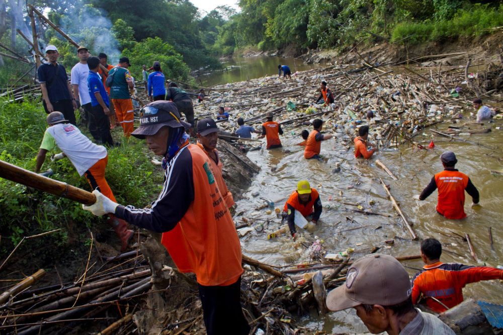 Ratusan Relawan Peduli Lingkungan Membersihkan Sungai Barabai