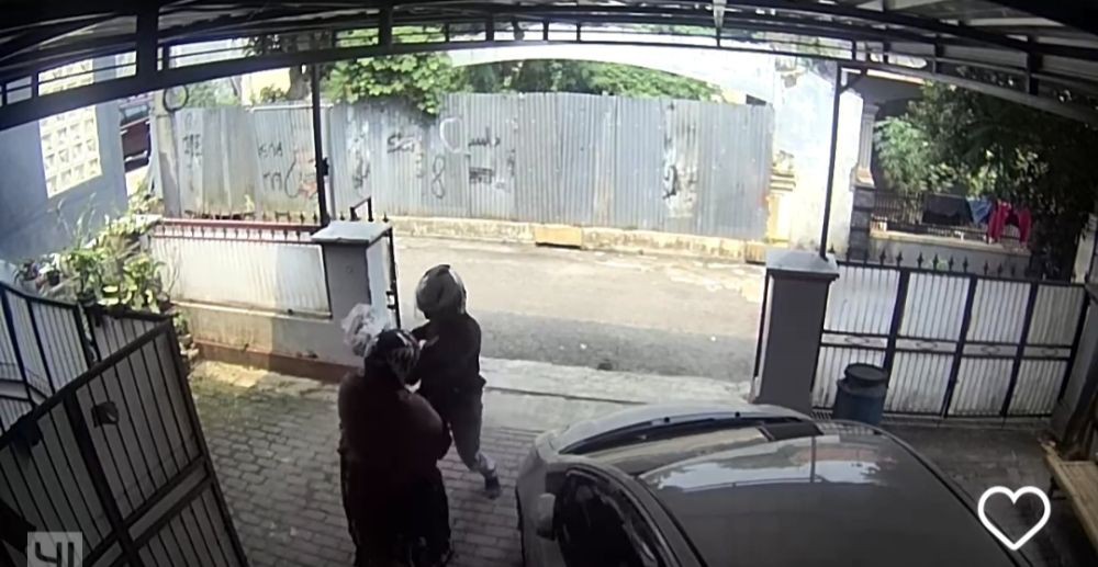 Ibu Ditusuk Jambret Depan Rumah di Serang, Terekam CCTV