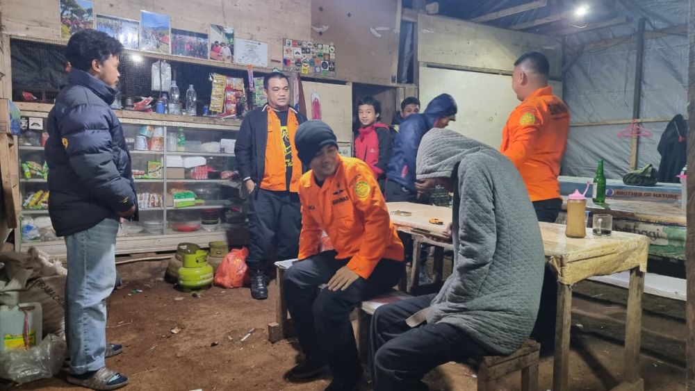 Tim SAR Evakuasi Pendaki Hipotermia di Gunung Bawakaraeng