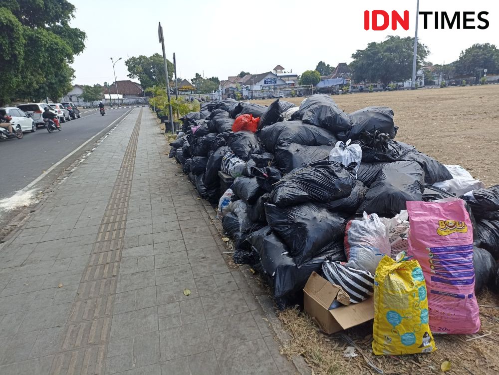 Sampah Menumpuk di Alun-Alun Selatan Beberapa Hari Tak Diangkut 