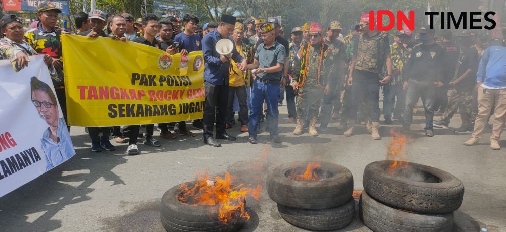 Ormas Kedaerahan di Kaltim Murka dengan Rocky Gerung yang Hina Jokowi