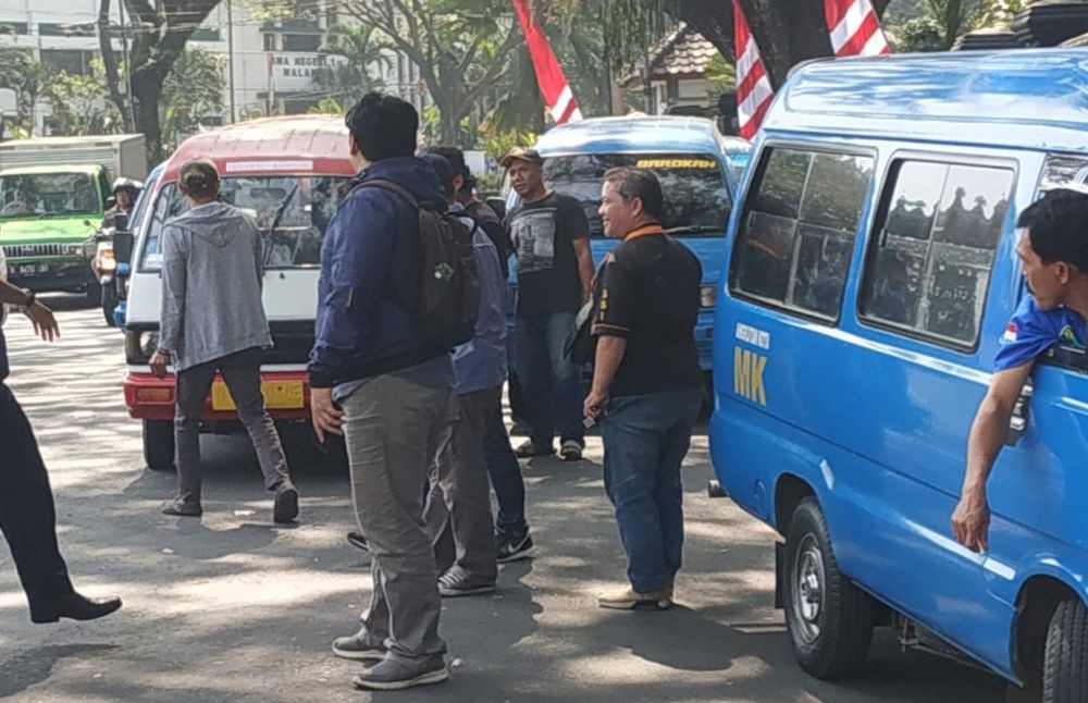 Puluhan Sopir Angkot Geruduk DRPD, Tagih Janji Sutiatji