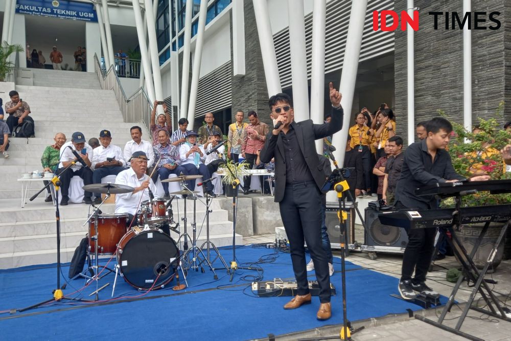 Menteri Basuki Gebuk Drum di FT UGM, Bawakan Lagu Dewa 19